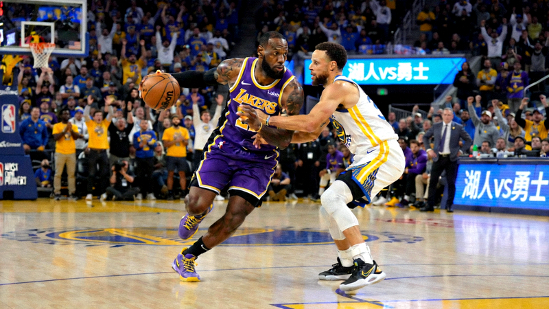 NBA常规赛湖人对阵勇士的比赛现场精彩镜头，詹姆斯与库里对位画面